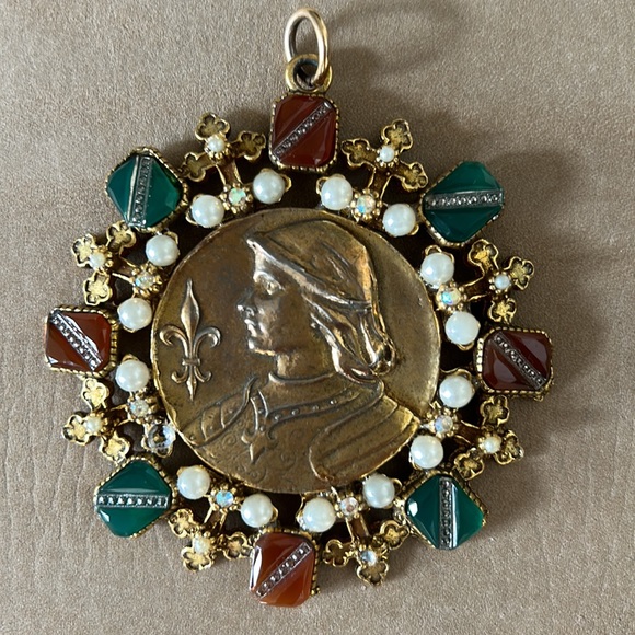 VTG Coin Medallion Pendant, gold color with rhinestones and resin stones - Picture 6 of 7
